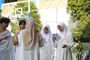 Satu kelompok siswa berhenti di pos Arafah dan melafalkan doa kepada guru di pos tersebut