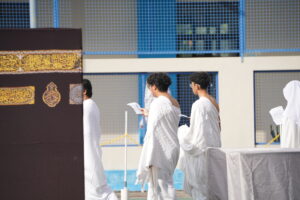 Siswa tampak melakukan tawaf mengelilingi replika Ka'bah sebanyak tujuh kali sembari membaca doa