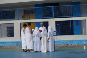Di pos Bukit Shafa dan Marwah, siswa mendengarkan penjelasan dari Mr. Aqil sebelum melakukan simulasi sa'i