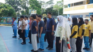 Siswa JHS berbaris rapi di lapangan basket untuk menerima pengarahan sebelum kegiatan dimulai