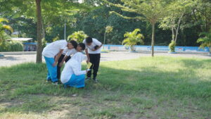 Satu kelompok siswa tampak sedang bekerja sama menyelesaikan soal di pos 1