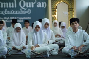 Potret siswa tengah duduk di atas panggung, siap untuk melantunkan ayat-ayat suci