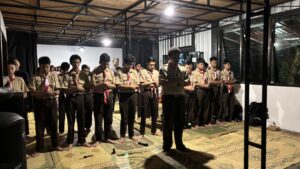 Masih dalam balutan baju pramuka, siswa laki-laki salat berjamaah di bumi perkemahan