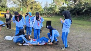 Keesokan paginya, siswa melakukan Jelajah Alam, salah satunya membuat tandu