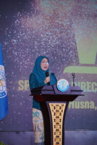 Ms. Aini Husna, S.Pd. sedang memberikan sambutan di acara wisuda JHS GIS 3 Jogja