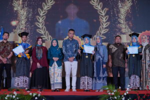 Siswa-siswi berprestasi, didampingi parents-nya, menerima apresiasi dari sekolah