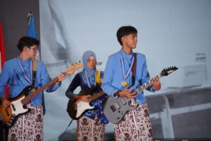 Penampilan band siswa JHS GIS 3 Jogja yang menghibur para hadirin