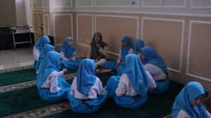 Potret siswa melakukan FGD bersama pendamping dari Fokus Psychology Center