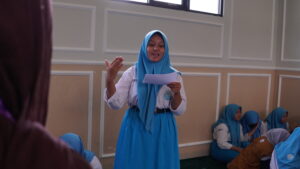 Seorang siswa menyampaikan hasil FGD kelompoknya