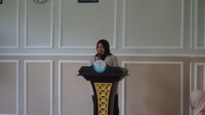 Potret Ms. Dea sedang membacakan SK Kelulusan siswa grade 9