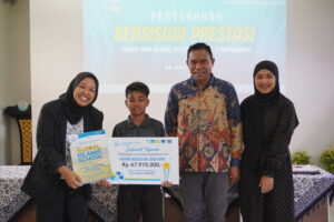 Didampingi orang tuanya, seorang awardee menerima SK beasiswa olahraga