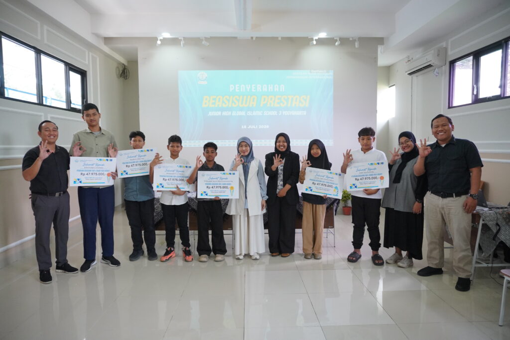 Para awardee berfoto bersama pimpinan JHS setelah menerima beasiswa