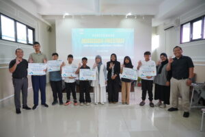 Para awardee berfoto bersama pimpinan JHS setelah menerima beasiswa