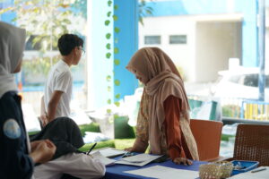 Siswa baru grade 7 sedang berkenalan dan mewawancarai Ms. Ana dari PG-K