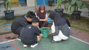 Momen ketika sekelompok siswa bekerja sama menyelesaikan misi sebuah game