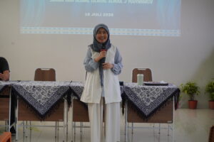 Mr. Aini Husna turut memberi sambutan dalam acara Penyerahan Beasiswa Olahraga di JHS
