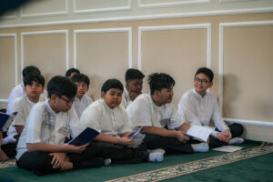 Potret siswa putra grade 7 berkumpul di Aula JHS