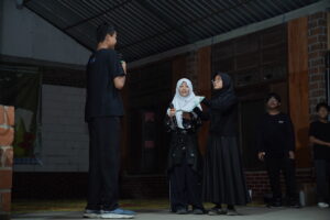 Satu kelompok siswa sedang menampilkan pentas seni (pensi)