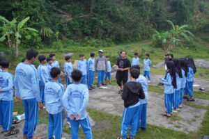 Siswa membentuk lingkaran di tepi sungai untuk melakukan agenda pagi itu