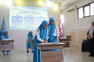 Paslon nomor urut 3 sedang menandatangani deklarasi perjanjian damai