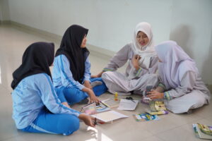 Potret anak-anak sedang berdiskusi tentang buku yang mereka baca