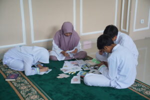 Didampingi seorang guru, anak-anak berkreasi membuat Literary Wall Magazine