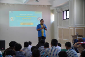 Mr. Syarif, Wakil Kepala Sekolah Bidang Kesiswaan, memberi sambutan pada kegiatan ini