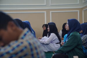 Potret anak-anak yang tampak menyimak pemaparan dari pemateri