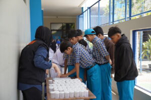 Anak-anak mengambil cup urine yang akan digunakan dalam tes urine