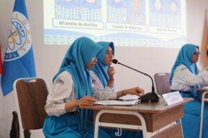 Pasangan calon ketua dan wakil ketua OSIS nomor urut 1 sedang menyampaikan gagasannya