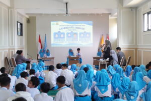 Suasana debat calon ketua dan wakil ketua OSIS yang dihadiri seluruh siswa