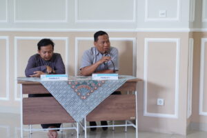 Mr. Syarif, panelis bidang kepemimpinan, memberikan studi kasus kepada para paslon