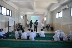 Anak-anak tampak berkumpul di Hall JHS untuk melakukan pemilihan