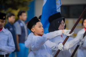 Ketua dan Wakil Ketua OSIS terpilih memimpin kirab pada hari ini