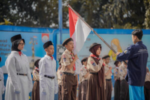 Potret pelantikan PI, Ketua Regu Putra tampak menaruh ujung bendera ke dada kirinya