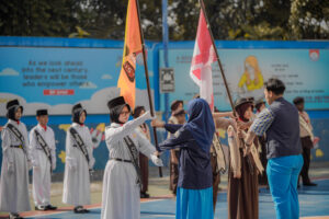 Penyerahan bendera OSIS dan Pramuka sebagai tanda estafet kepemimpinan kepada pimpinan yang baru