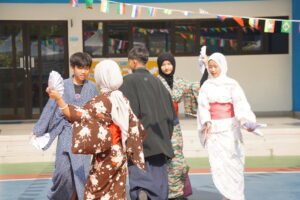 Dengan pakaian khas Jepang, anak-anak membawakan tari kreasi yang memukau