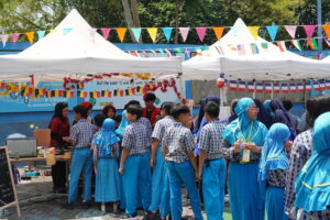 Antrean panjang anak-anak di stan kelompok negara Belgia