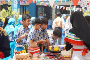 Siswa-siswi Primary turut datang dan berbelanja di stan Entrepreneuria 2026