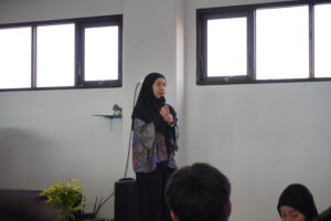 Ms. Nadin memberi sambutan sebagai pembuka peringatan Hari Batik Nasional di JHS